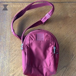 adjustable pacsafe cross body